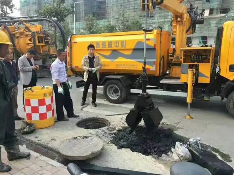汉川街道：网格员化身“清道夫”，为民解忧疏通“堵心”化粪池