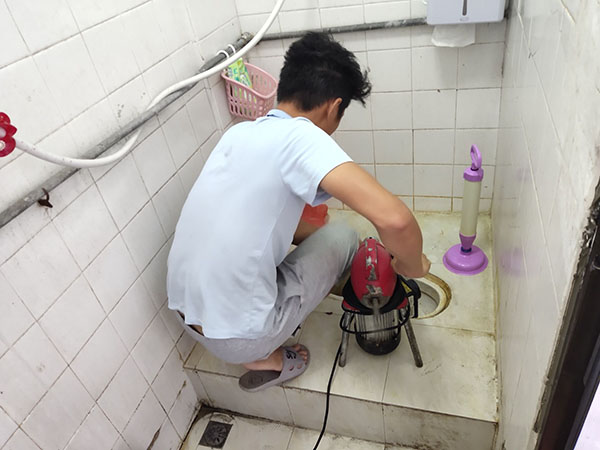 汉川肥皂掉到马桶里把马桶堵住了怎么办？马桶堵住了怎么办