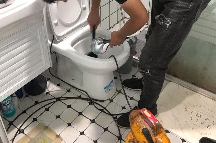 汉川马桶堵塞自己疏通还是找师傅？专业上门服务让你省时更省心